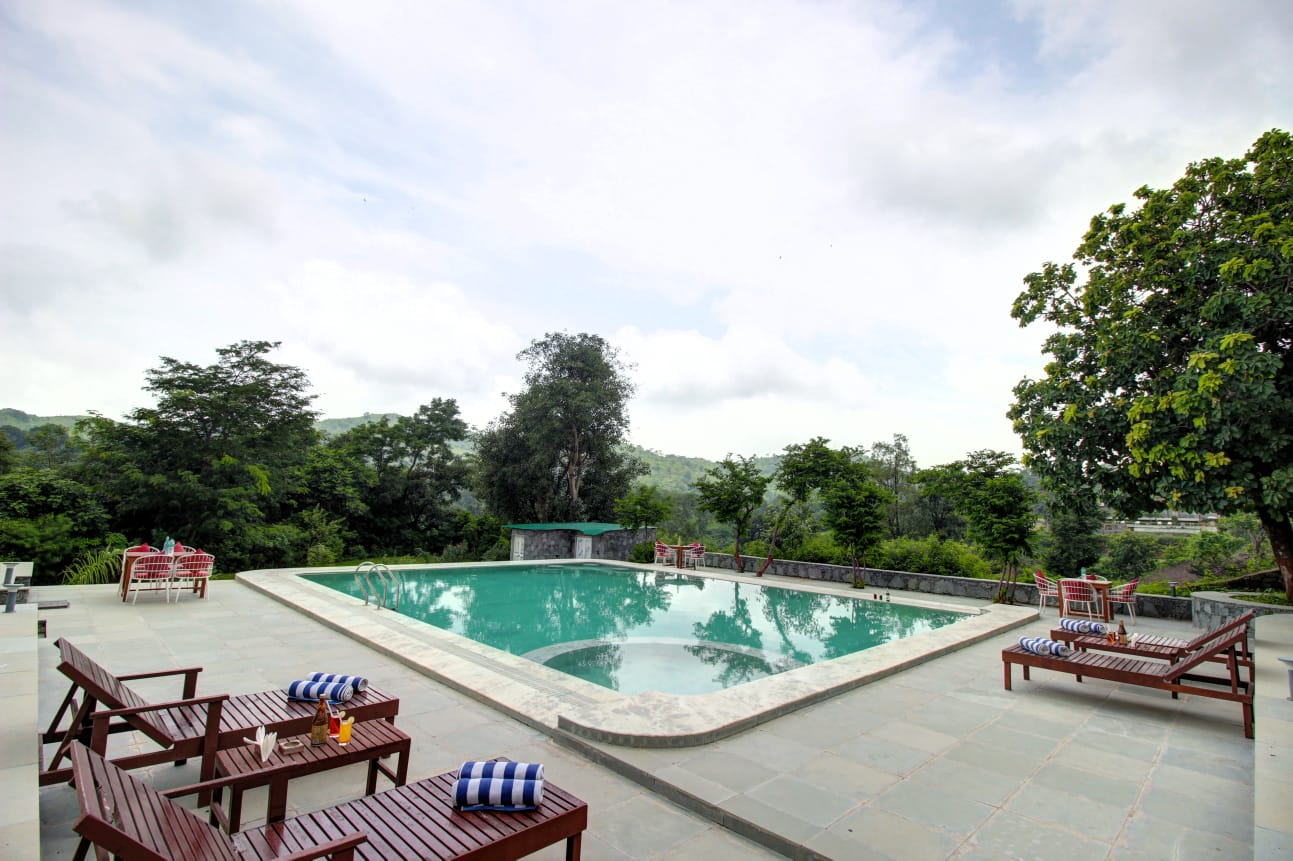 Infinity pool overlooking the Aravalli hills at Takhat Villa